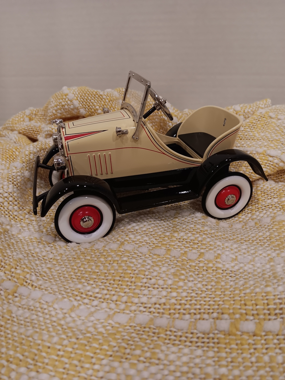 Hallmark Kiddie Car Classics Vintage Steelcraft Car Décor